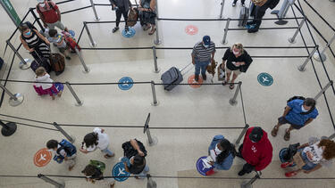 Travelers at San Francisco Airport on August 11, 2020. Photo: David Paul Morris/Bloomberg via Getty Images.