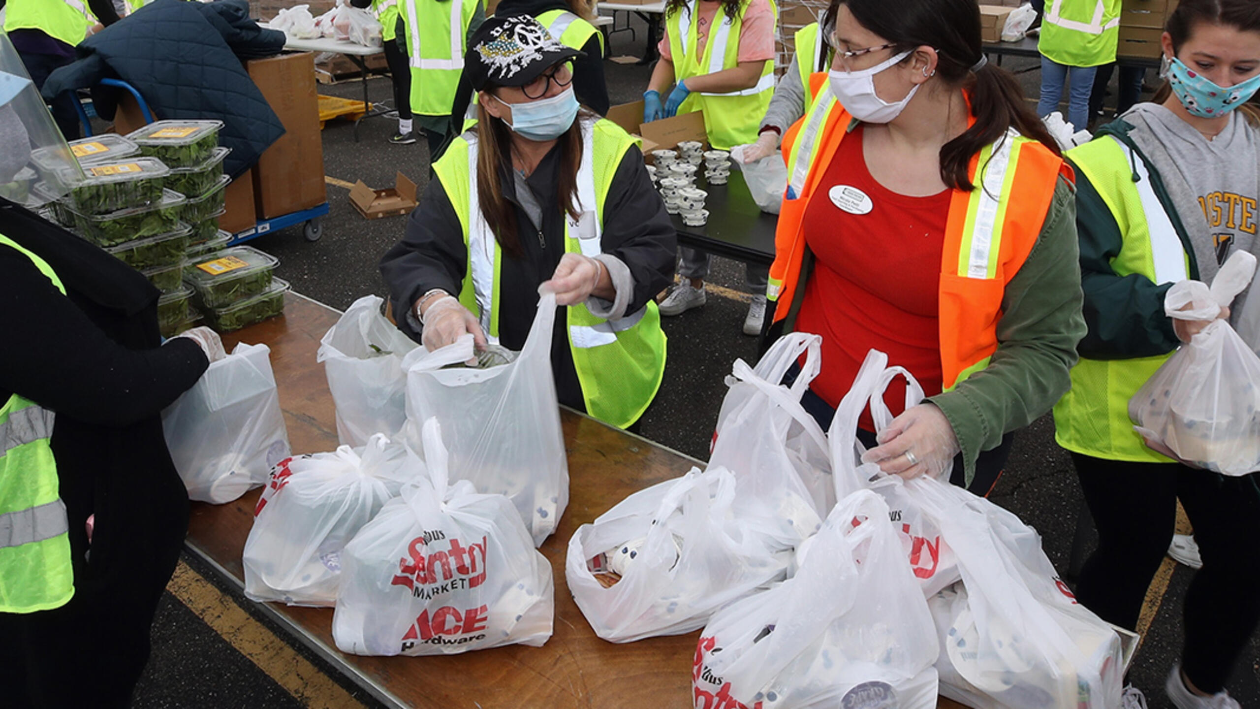 A food bank distributing food at an event on May 8, 2020, in Massapequa, New York. Photo: Bruce Bennett/Getty Images.