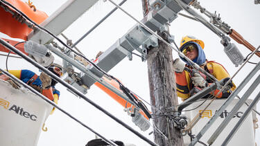 Workers repair a power line in Austin, Texas, on February 18, 2021. Photo: Thomas Ryan Allison/Bloomberg via Getty Images.