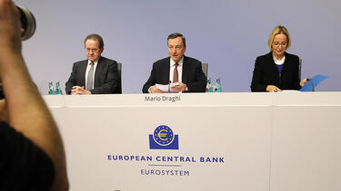 Mario Draghi (center), president of the European Central Bank, during a news conference in December 2017. Photo: Alex Kraus/Bloomberg via Getty Images.