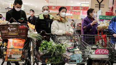Shoppers wearing masks in Wuhan, China, on January 23. Photo: Getty Images. 