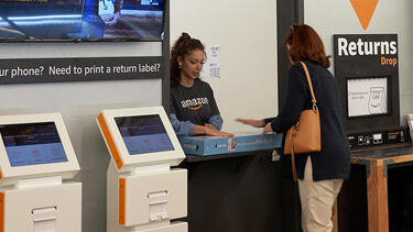 A customer returns a package at an Amazon Locker location in a Whole Foods Market grocery store in Lake Oswego, Oregon. Photo: Tada Images/Alamy Stock Photo.